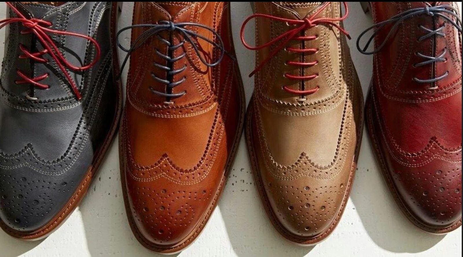 Завязать туфли. Шнуровка туфель мужских. Шнуровка ботинок. Шнуровка ботинок. Шнуровка туфель мужских с 4 дырками.