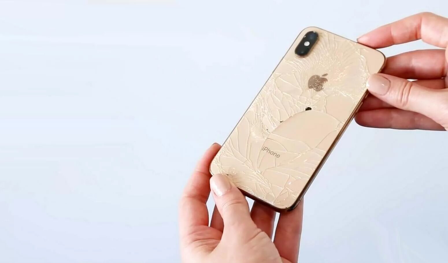 Замена стекла айфон 11 про. Разбитый iphone XS Max. Разбитый айфон XS Max золотой. Разбитый айфон XS. Разбитое заднее стекло айфон.