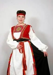 В женских национальных костюмах каких народов
