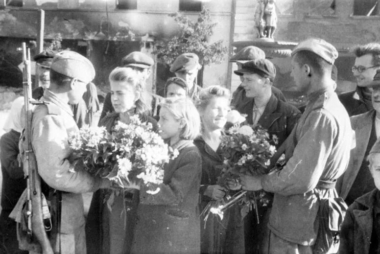 Фото победы великой отечественной войны 1941 1945. 1945 Победа в Великой Отечественной войне. Освободители ВОВ 1941-1945. Фотохроника ВОВ 1941-1945. Фотохроника Великой Отечественной войны 1941-1945 победа.