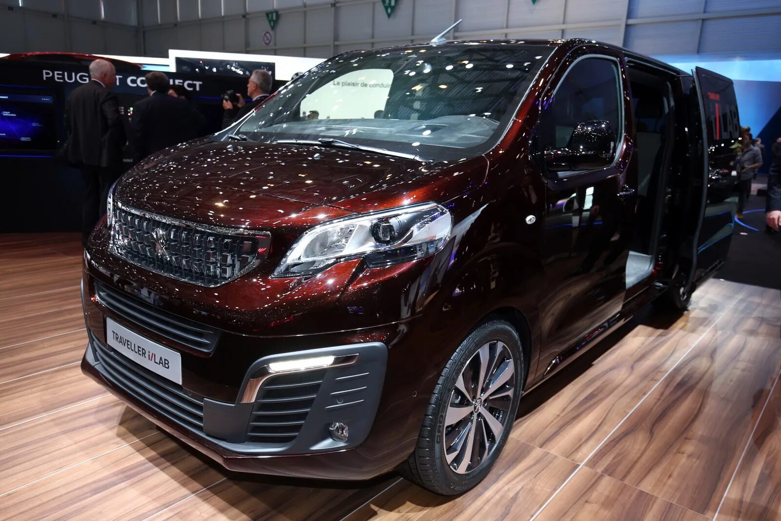 Минивэн Peugeot traveller. Новый Пежо Тревеллер. Peugeot traveller 2022. Минивэн Пежо Травеллер новый. Купить минивэн пежо