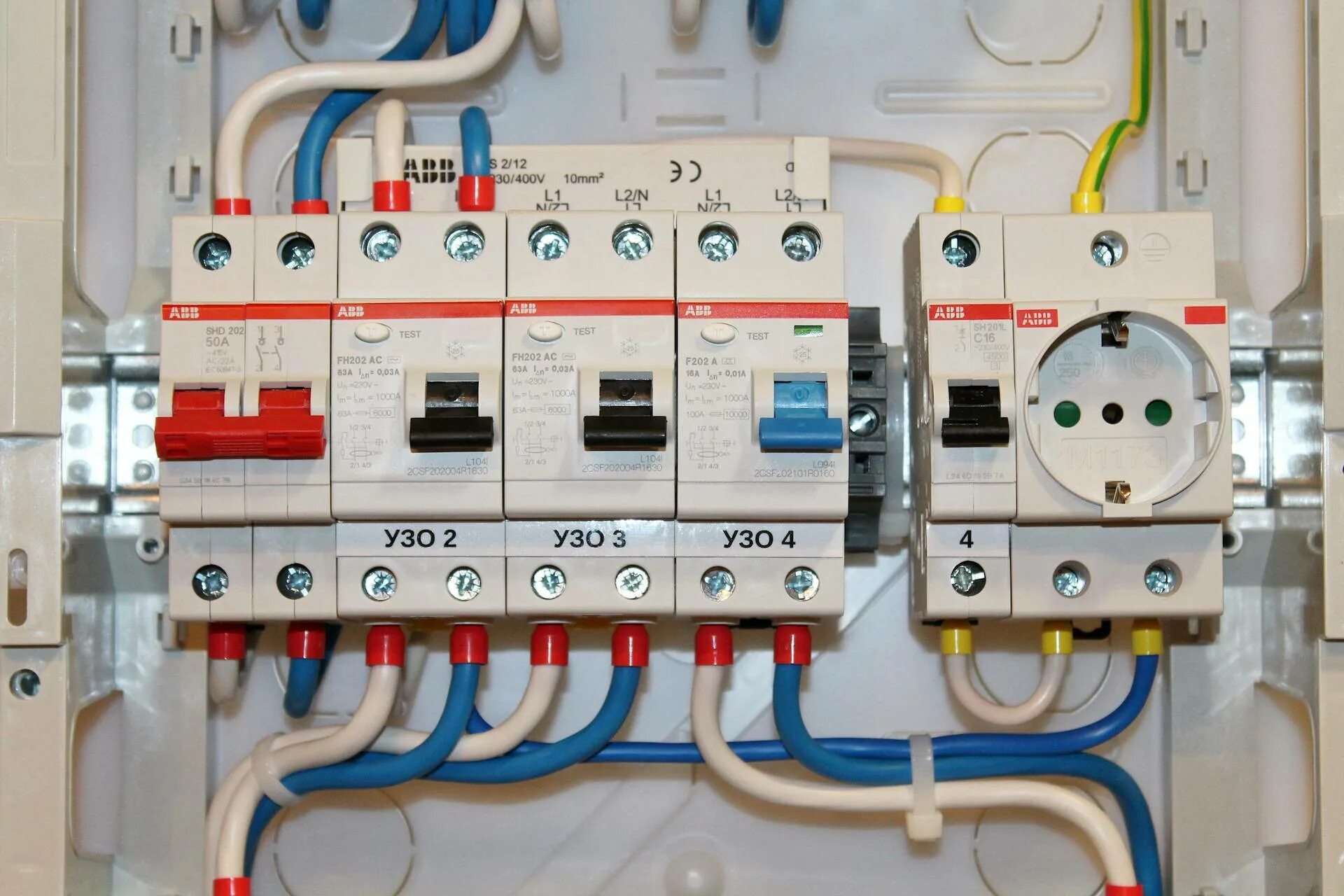 Дифавтомата на группу. Автомат. УЗО. Дифавтомат электрощит. Электрощит с УЗО. Монтаж УЗО И автоматов в щитке. Вводное УЗО В электрощитке.