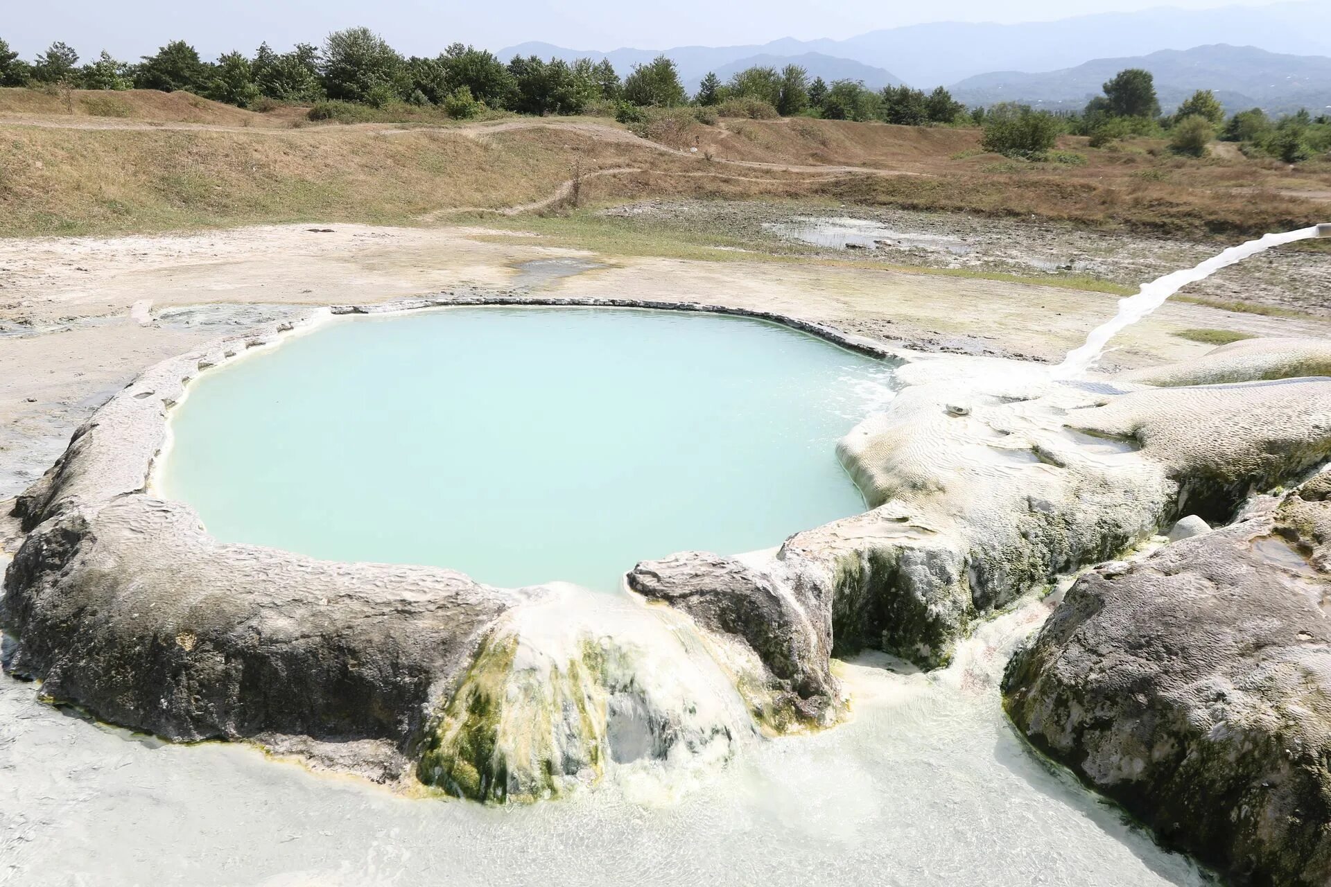 Семей пещера коныр аулие ата. Геотермальные источники чунджа. Горячие источники алматы в горах. Термальные источники казахстана. Чунджа казахстан.