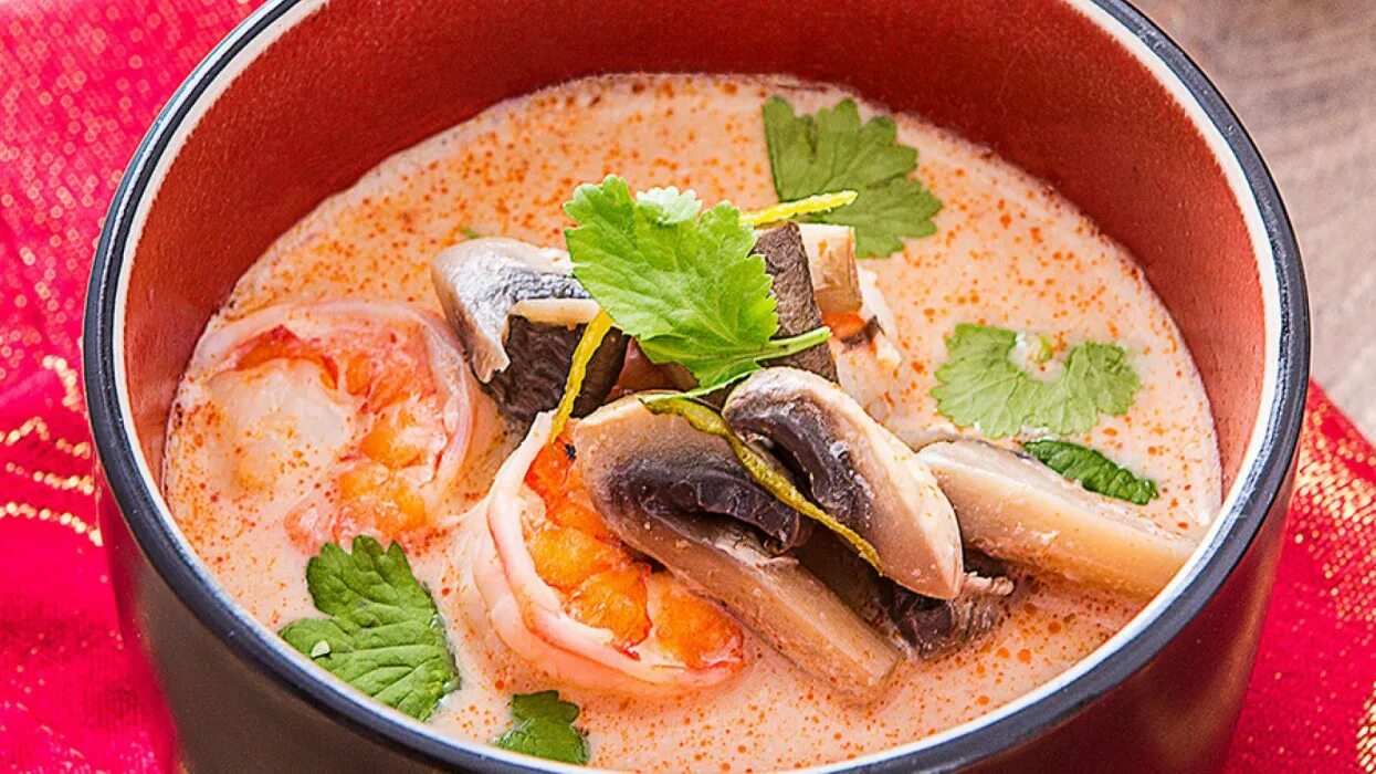 Суп "том ям" Tom Yam Soup. Суп с морепродуктами. Суп на кокосовом молоке с морепродуктами. Острый суп с морепродуктами.