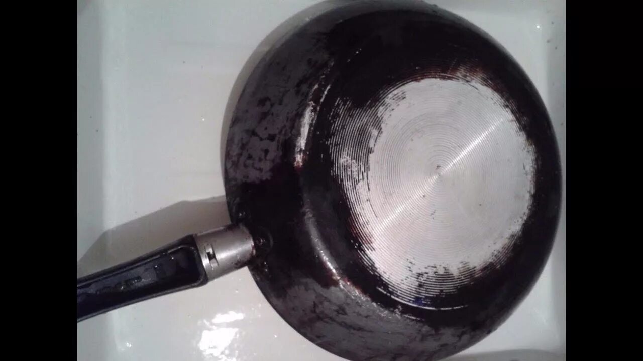 Очистка сковороды от нагара. Чистка сковородок от нагара. Нагар на чугунной сковороде. Нагар на сковороде. Нагар на сковороде.