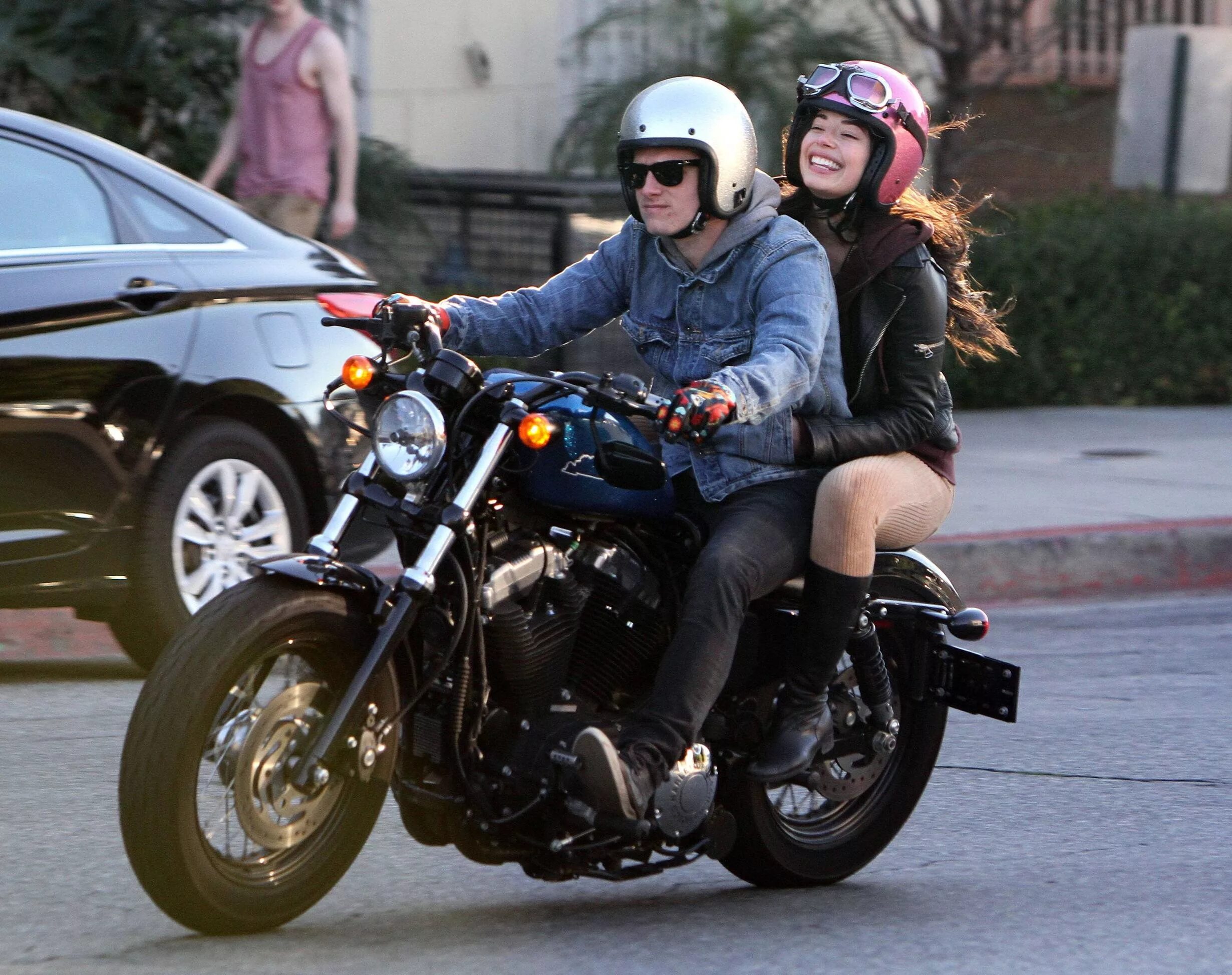 Жена байкера. Мотоцикл с пассажиром. Мотоциклист с пассажиром. Кататься на мотоцикле. Два человека на мотоцикле.