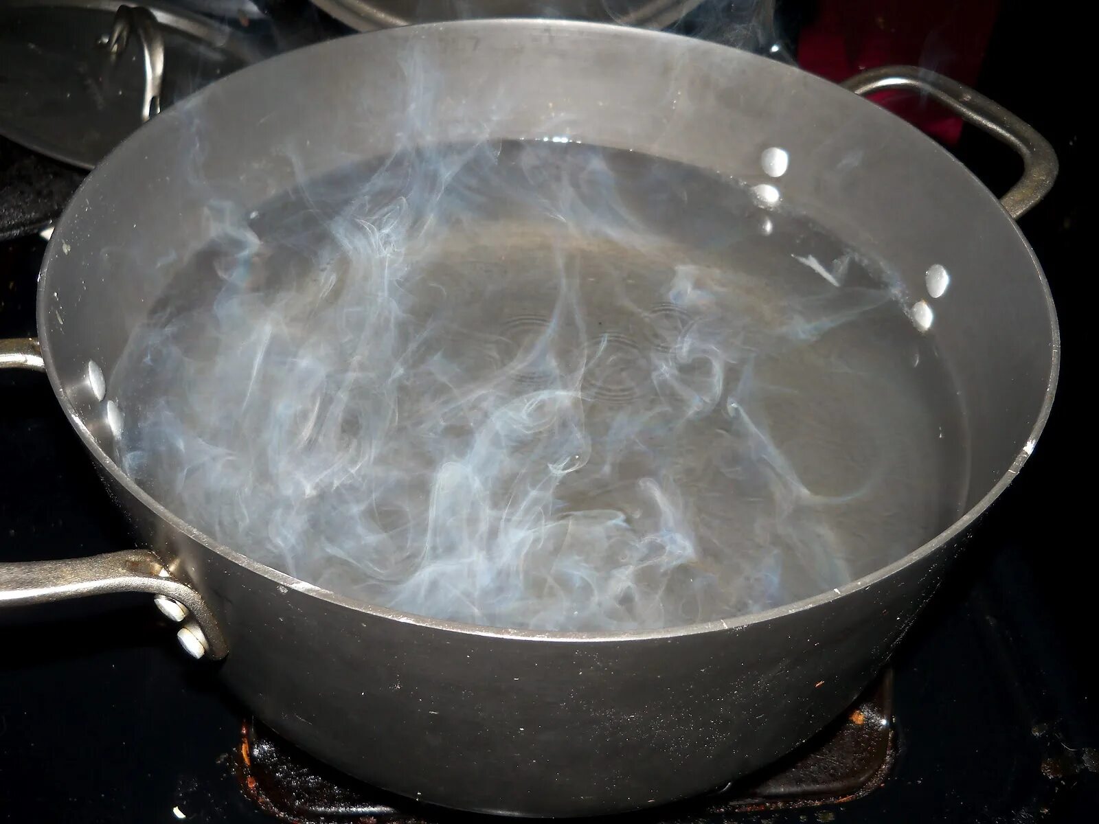 Кипение пота. Boiling Water. Pour boiling Water. Pot of boiling Water. Слабое кипение