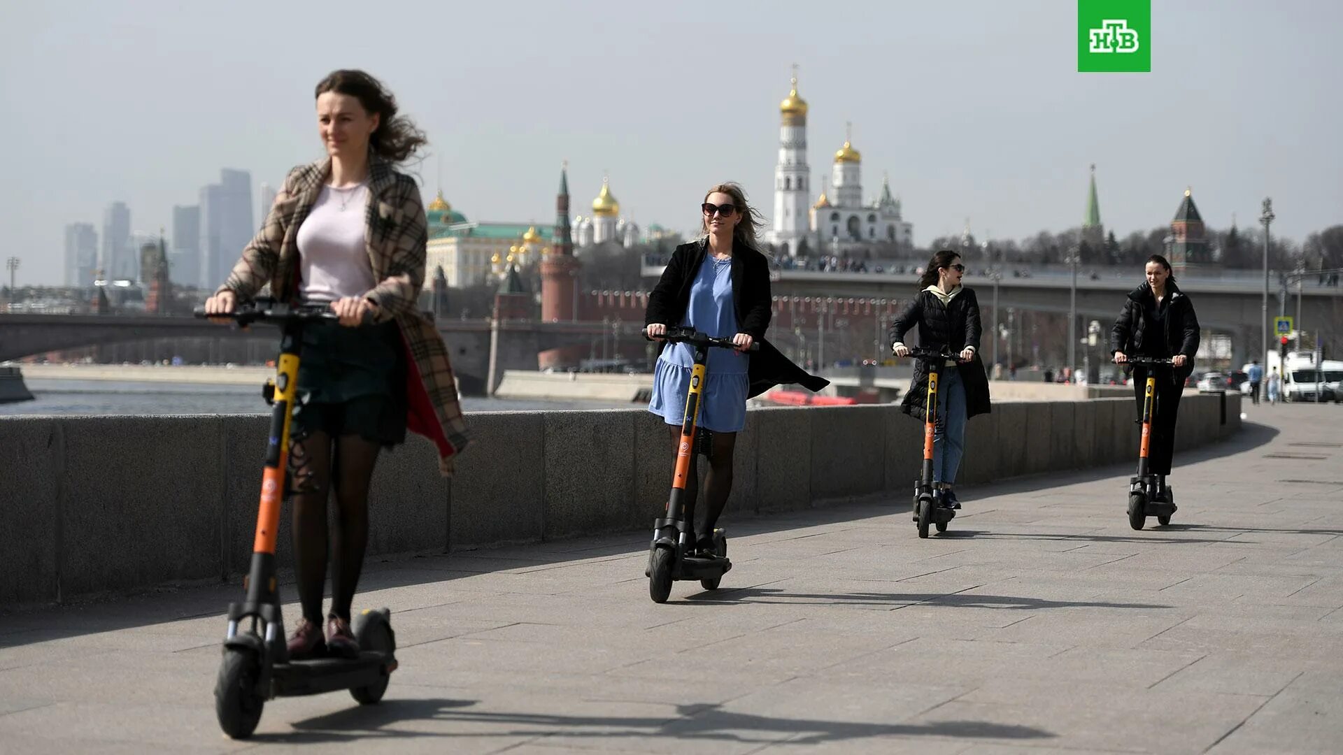 Люди на самокатах в Москве. Электросамокаты на улицах Москвы. Девушка на самокате. На электросамокате ехать Москва. Человек едет на самокате