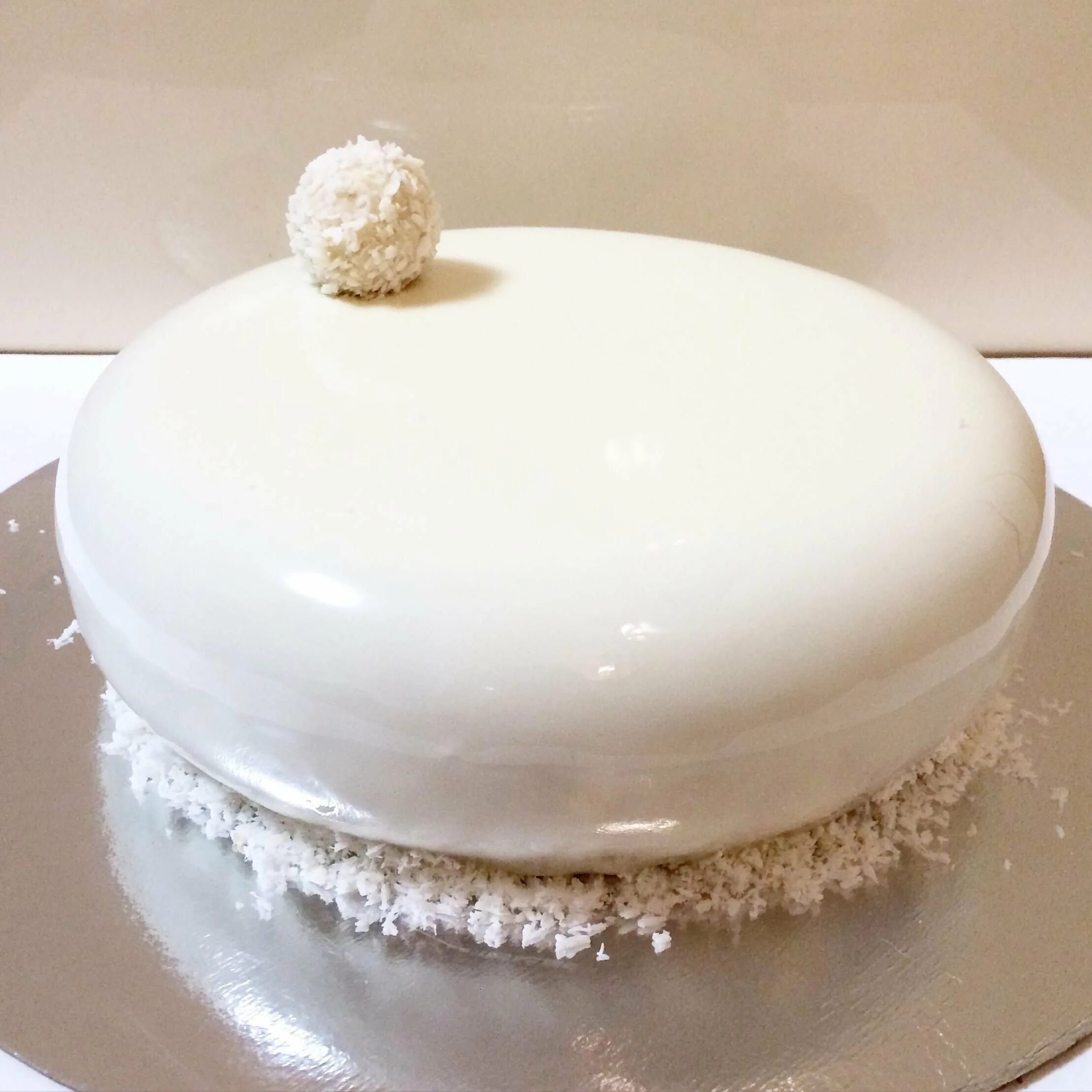 Муссовый торт в белой глазури. Белый муссовый торт. Белая зеркальная глазурь. Торт с белой глазурью. Глазурь для торта сахар