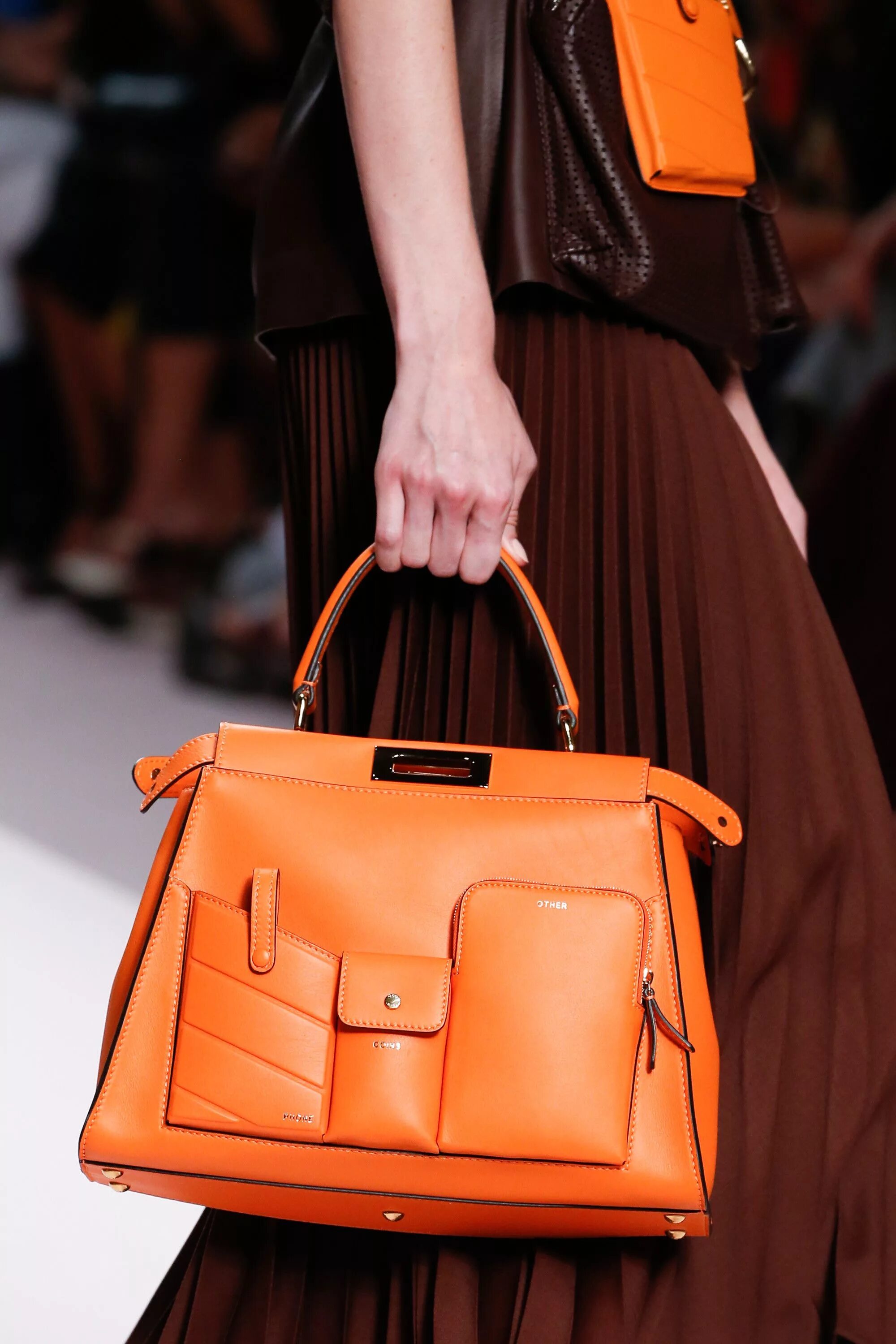 Какие сумки модные. Сумки фенди 2019. сумки фенди 2025. сумка fendi orange. сумка фенди весна лето 2025.