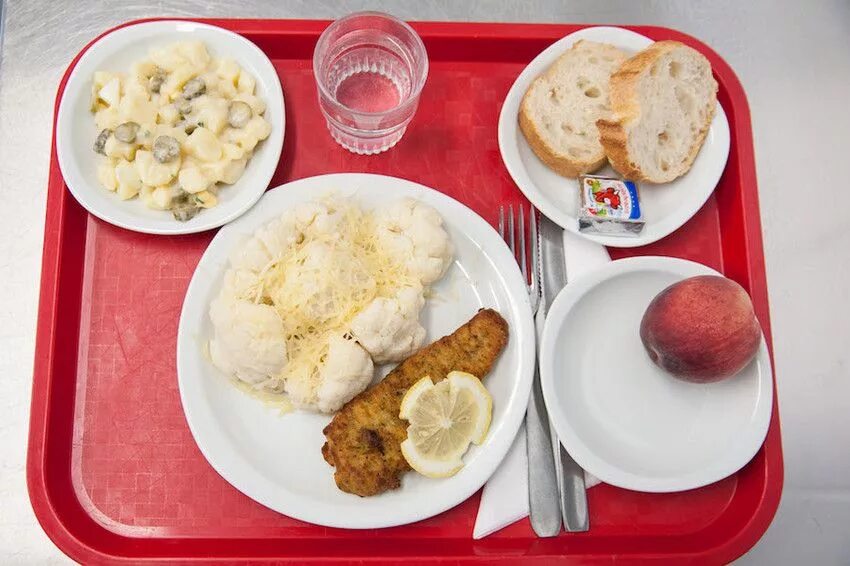 Завтрак в американской школе. Школьный обед во Франции. Школьная еда. Завтрак в столовой. Обеды завтраки в школе
