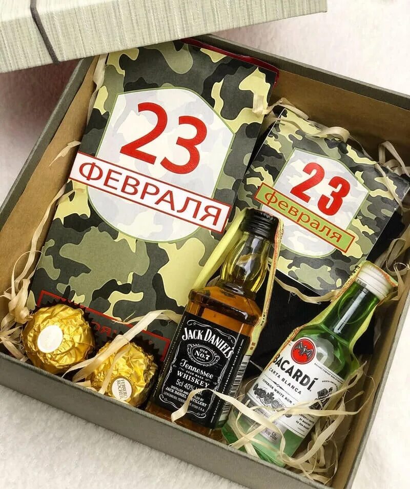 Подарки 23 февраля мужчинам коллегам по работе. Мужские подарки на 23 февраля. Подарки на 23 ФЕВРАЛЯМУ. Подорки мужчинам на 23 февраля. Бокс «23 февраля».