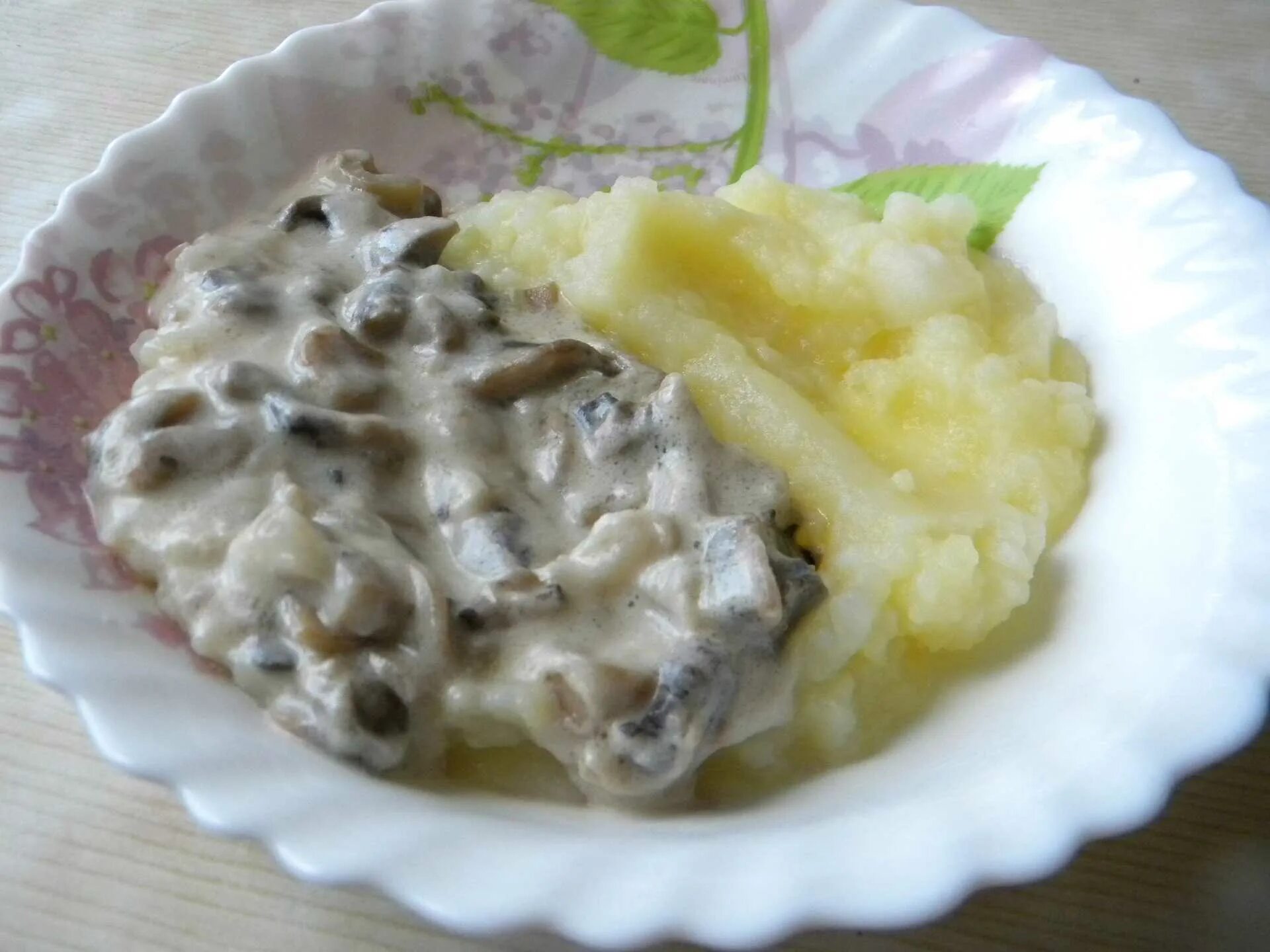 Шампиньоны с картошкой пюре. Пюре с грибами. картофельное пюре с шампиньонами. картофельное пюре с грибной подливкой. пюре с грибной подливкой.