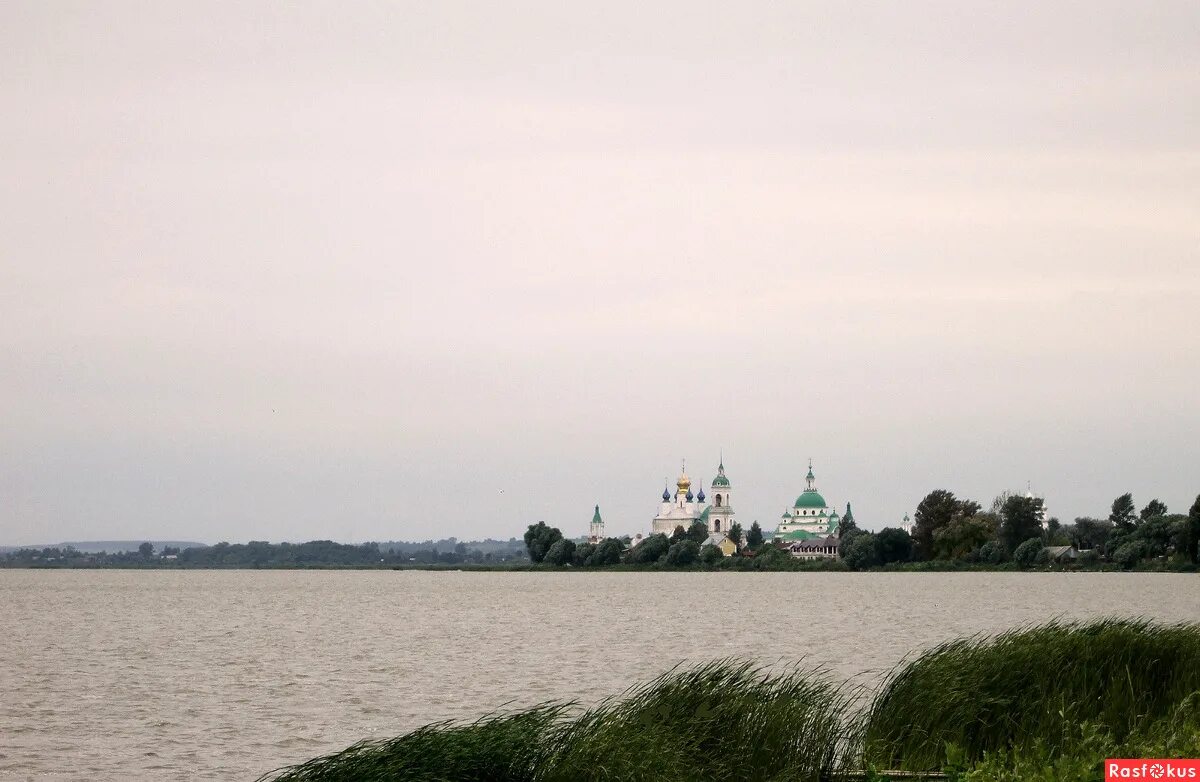 На берегах озера неро между москвой. Озеро Неро. На берегах озера Неро. Ростов Великий валы озеро Неро. Западный берег озера Неро.