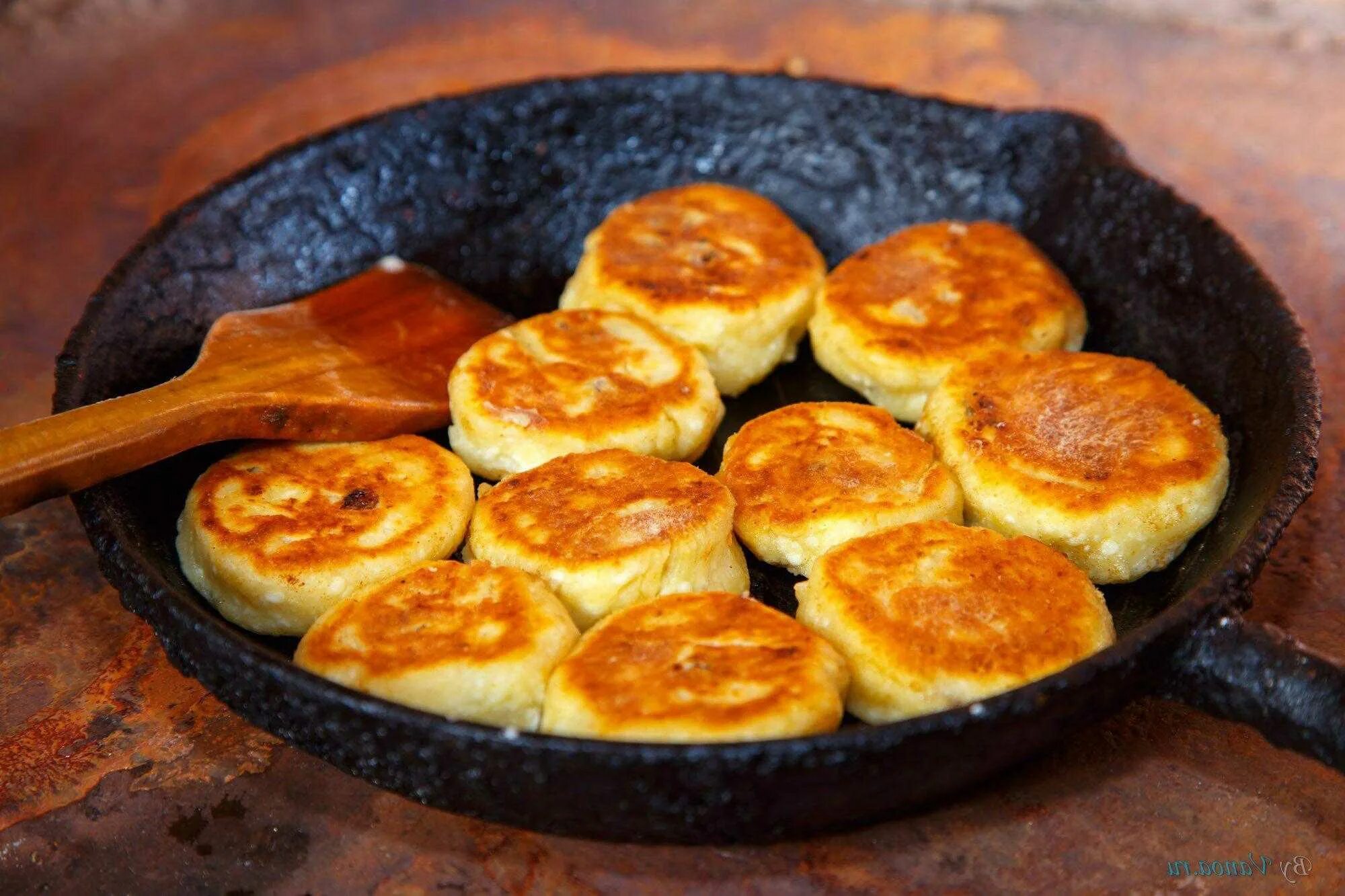 Сырники сколько жарить по времени на сковороде. Сырники на сковороде. Вкусные творожники на сковороде. Сырники из творога на сковороде. Выпечка с творогом на сковороде.