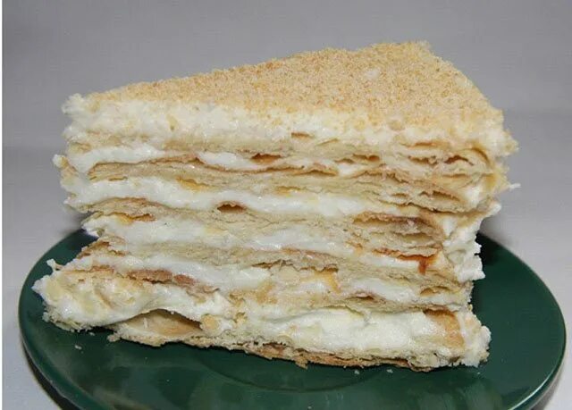 Напалон сгущенкой наполеон. Наполеон на сковороде. Торт наполеон с заварным кремом. Крем для наполеона со сгущенкой и сметаной. Песочный наполеон.