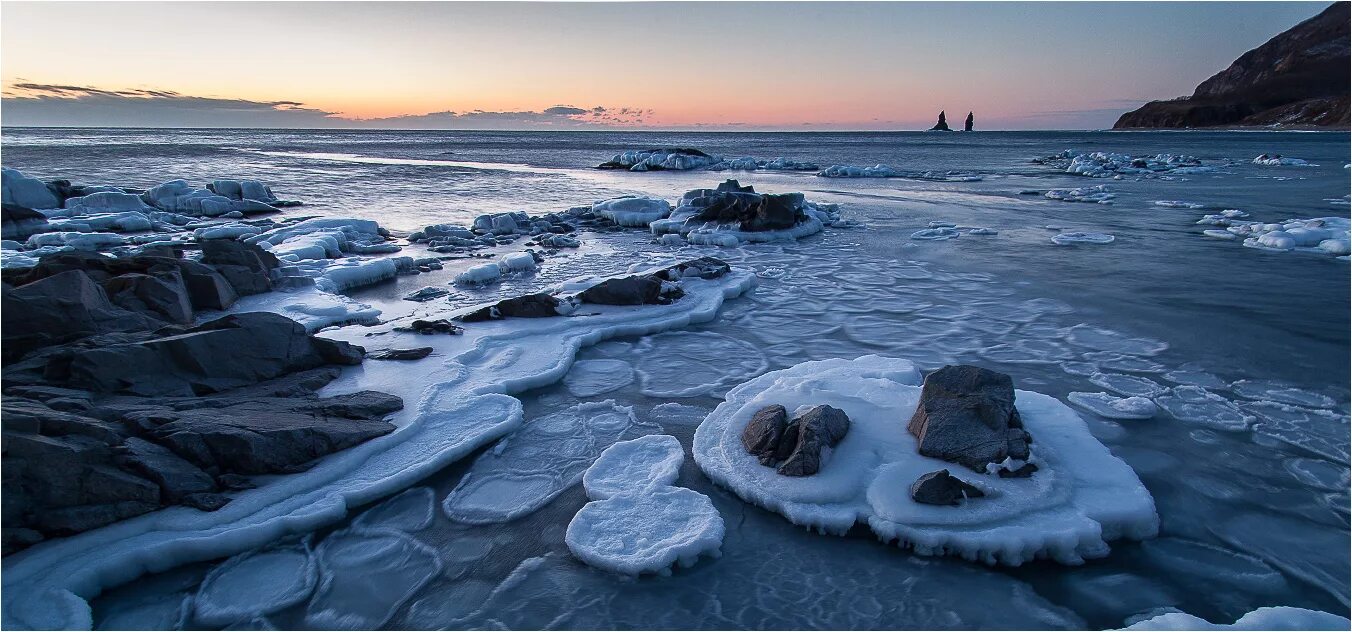 Ледяной берег. Байкал зимой. Теплое море зимой страны. Горьковское море замерзло. Замерзшее море.