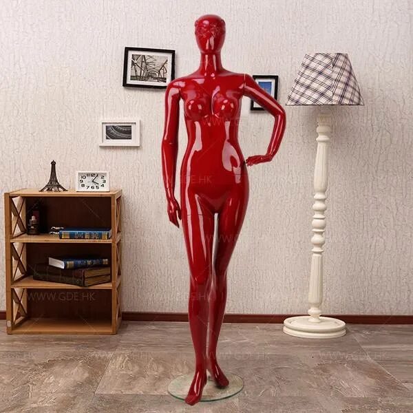 Красят манекен. Безликий манекен. Манекен розовый купить. Манекен мужской. Манекены в красной одежде.