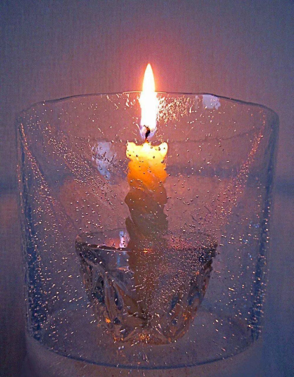 Красиво горит свеча. Красивые свечки. Горящие свечи. Свечи красиво. Зажженная свеча.