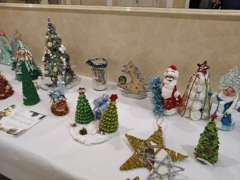 Поделки на новогоднюю ярмарку. Выставка новогодних елок. Новогодняя фотовыставка. Новогодняя выставка в детском саду. Новогодняя выставка.