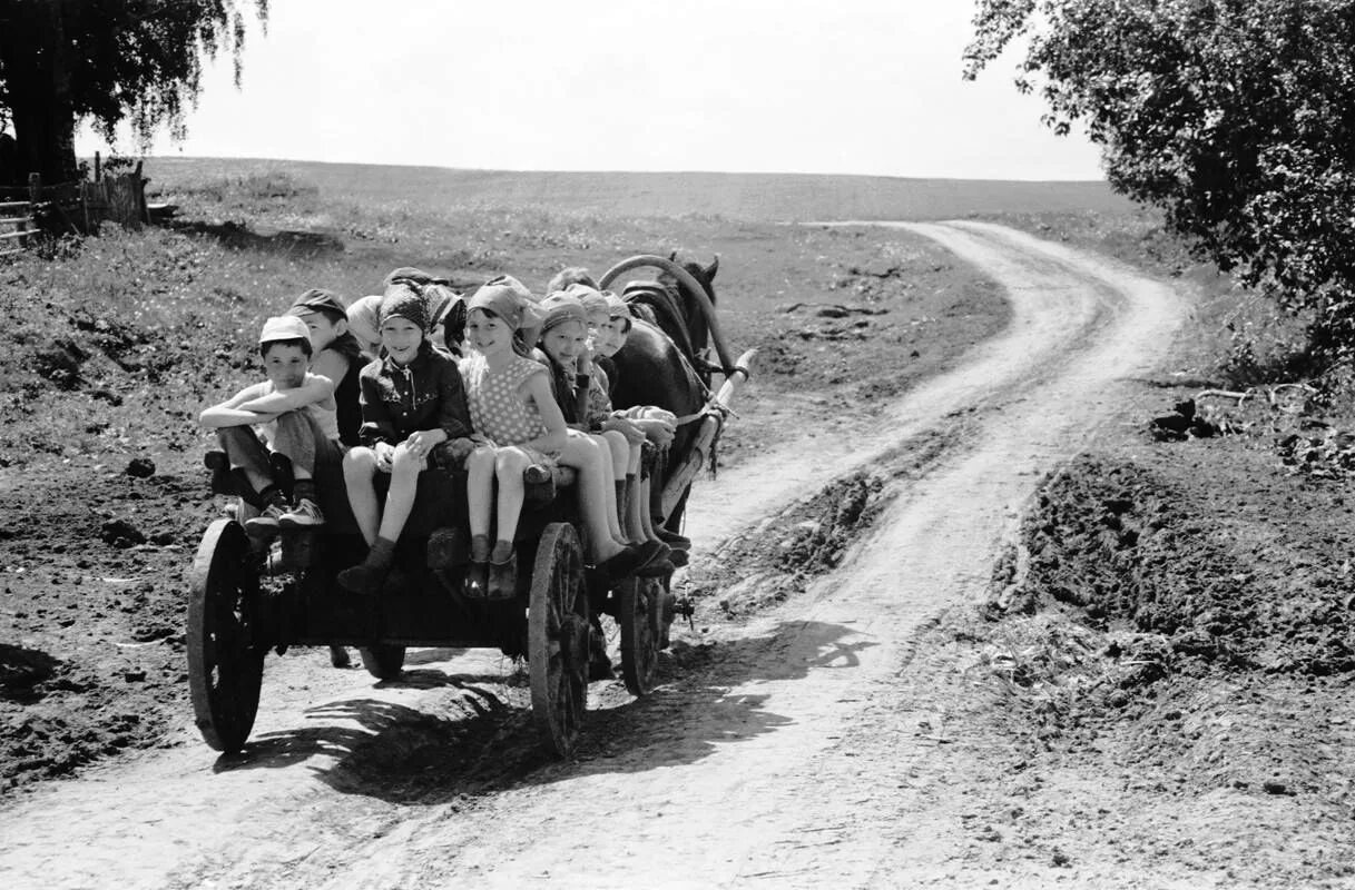 Песня ты постой мое детство. Мое детство. Эх детство. Село моего детства. Детство постой.