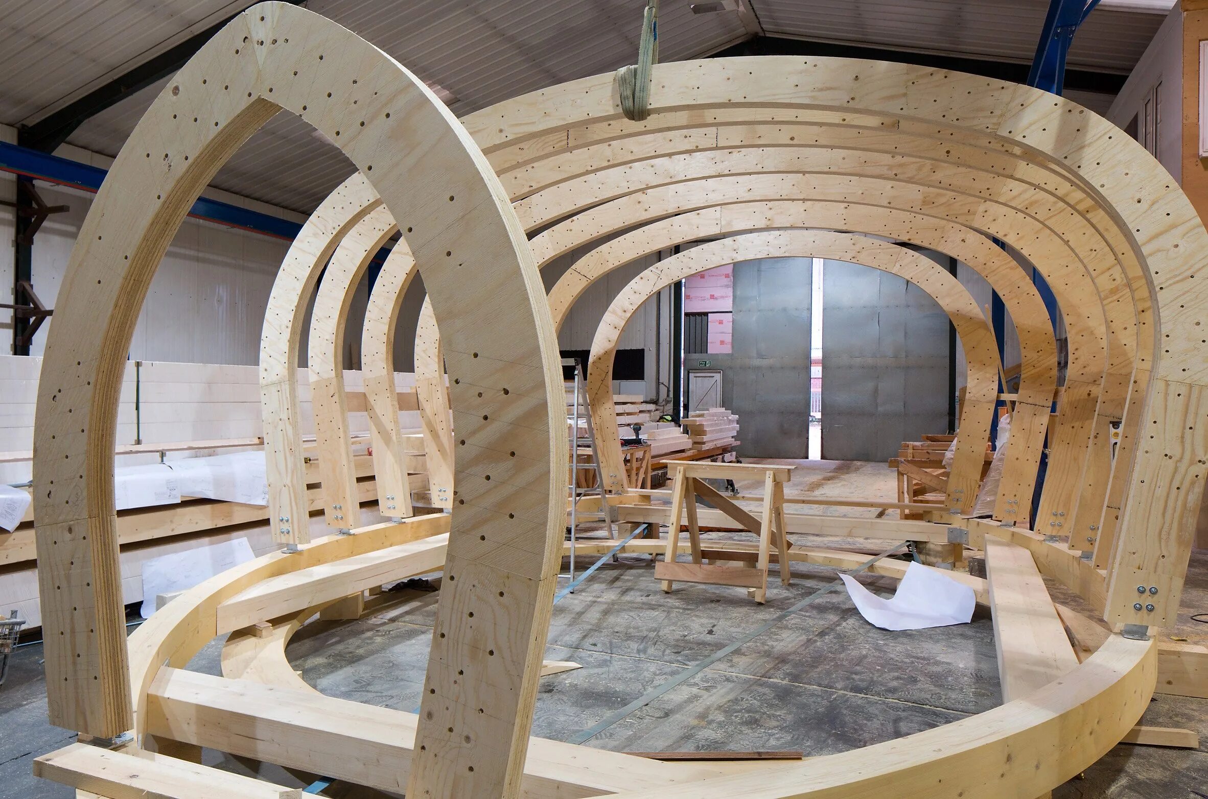 Деревянные арочные конструкции. Гнутые деревянные конструкции. Гнутоклееные большепролетные балки. Беседка арка. Гнутоклееные большепролетные балки.