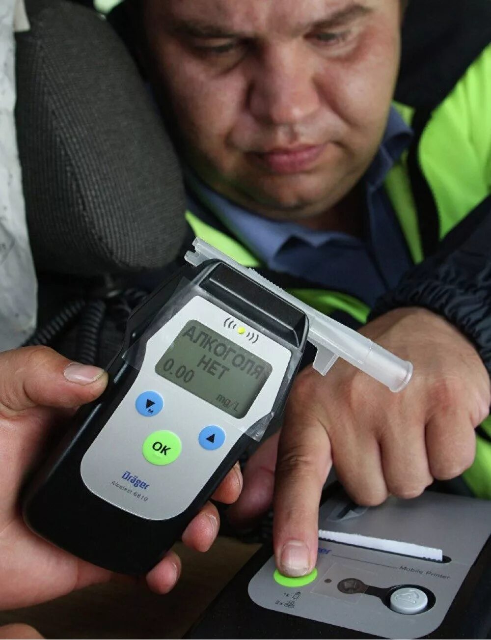 продувка алкотестером. алкогольный тест. тест на опьянение. алкотестер для водителей. алкотестер полицейский.