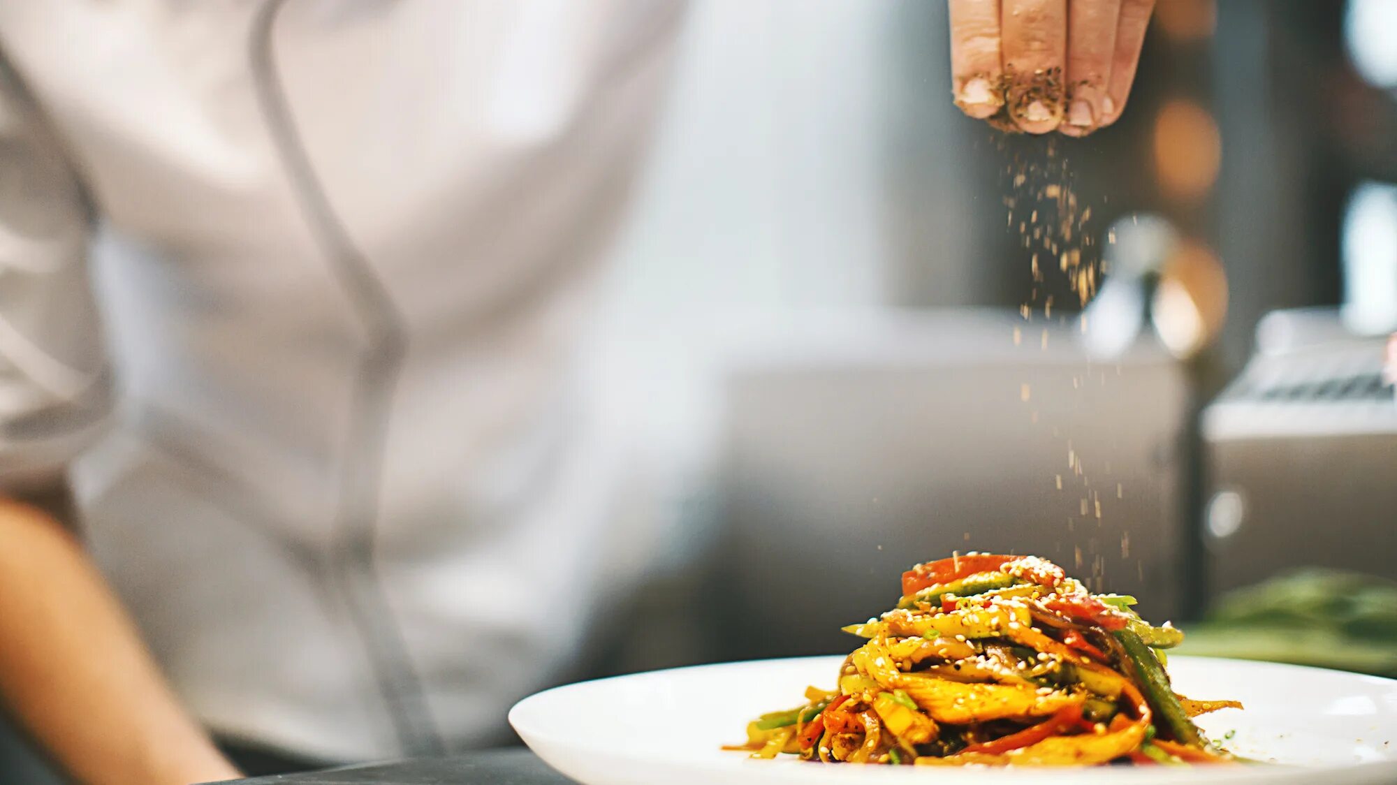 Cooking food. Кухня. Маленькая порция еду. Соленая пища. Соль для еды.