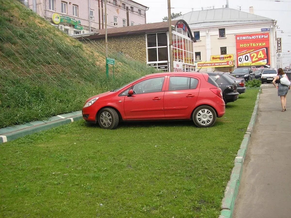 Парковка на газоне. Газон авто. Машина припаркована на газоне. Тротуар парковка машины.