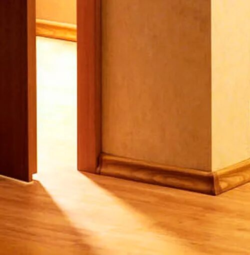 плинтус около двери. плинтус и наличник. плинтус и наличник двери. плинтус напольный. плинтус около двери.
