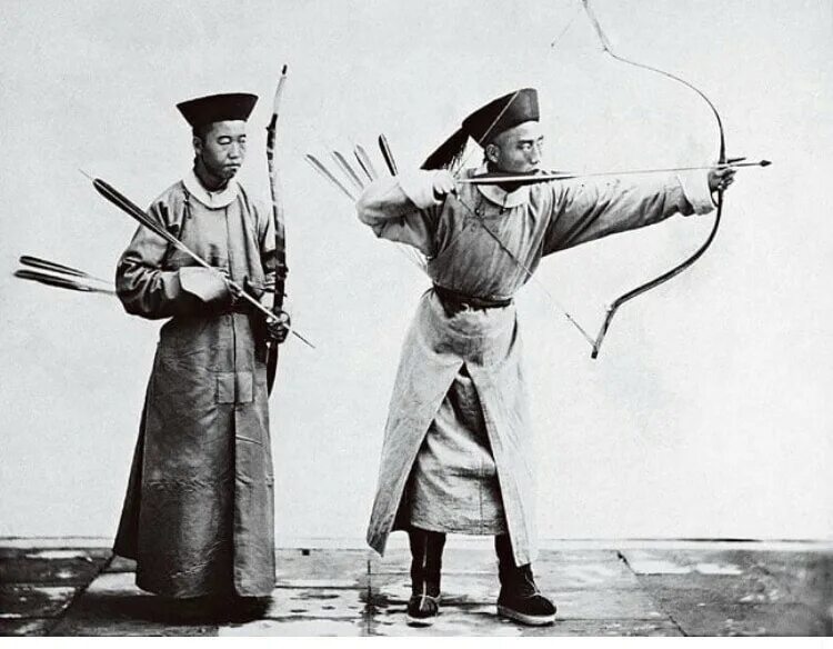 Английский лучник 14 век. Английские лучники азенкур. Стрельба из лука на гравюре. Лучник средневековья. Франкский лучник.