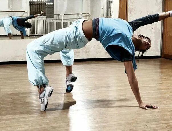 Хип хоп упражнения. Простой танец. Танцевальная аэробика зумба. Мужчина на степе. Les mills танцы.