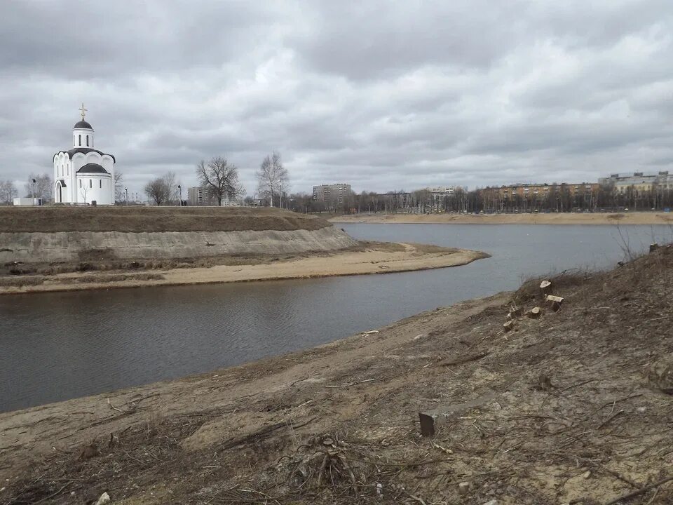 Уровень воды в зверинке на сегодня. Обмеление Волги в Твери. Уровень воды в Волге Тверь. Низкий уровень воды. Река Нерль Волжская резко обмелела.