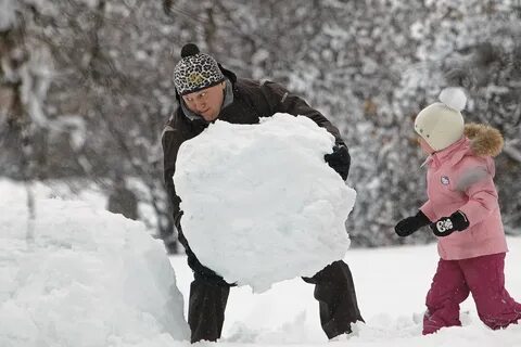 Лепить снежки