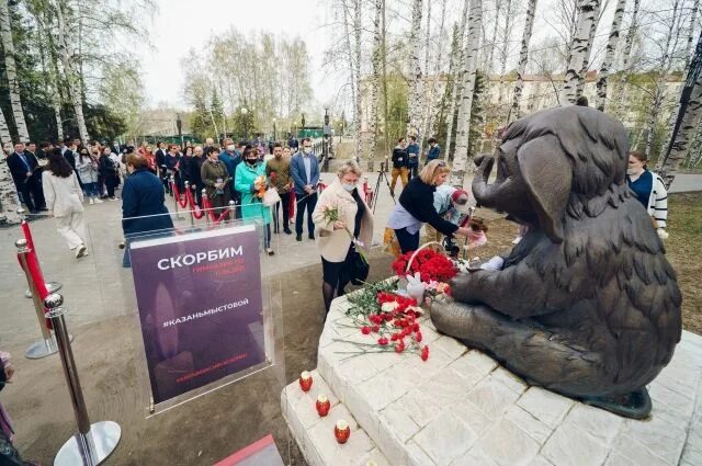Казань школа сколько погибло. Мемориал погибшим детям в Казани в гимназии.