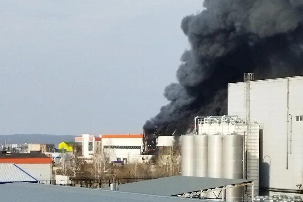 Пожар на производстве. Пожар на заводе. Пожар на заводе в Арамиле. Пожар в здании.