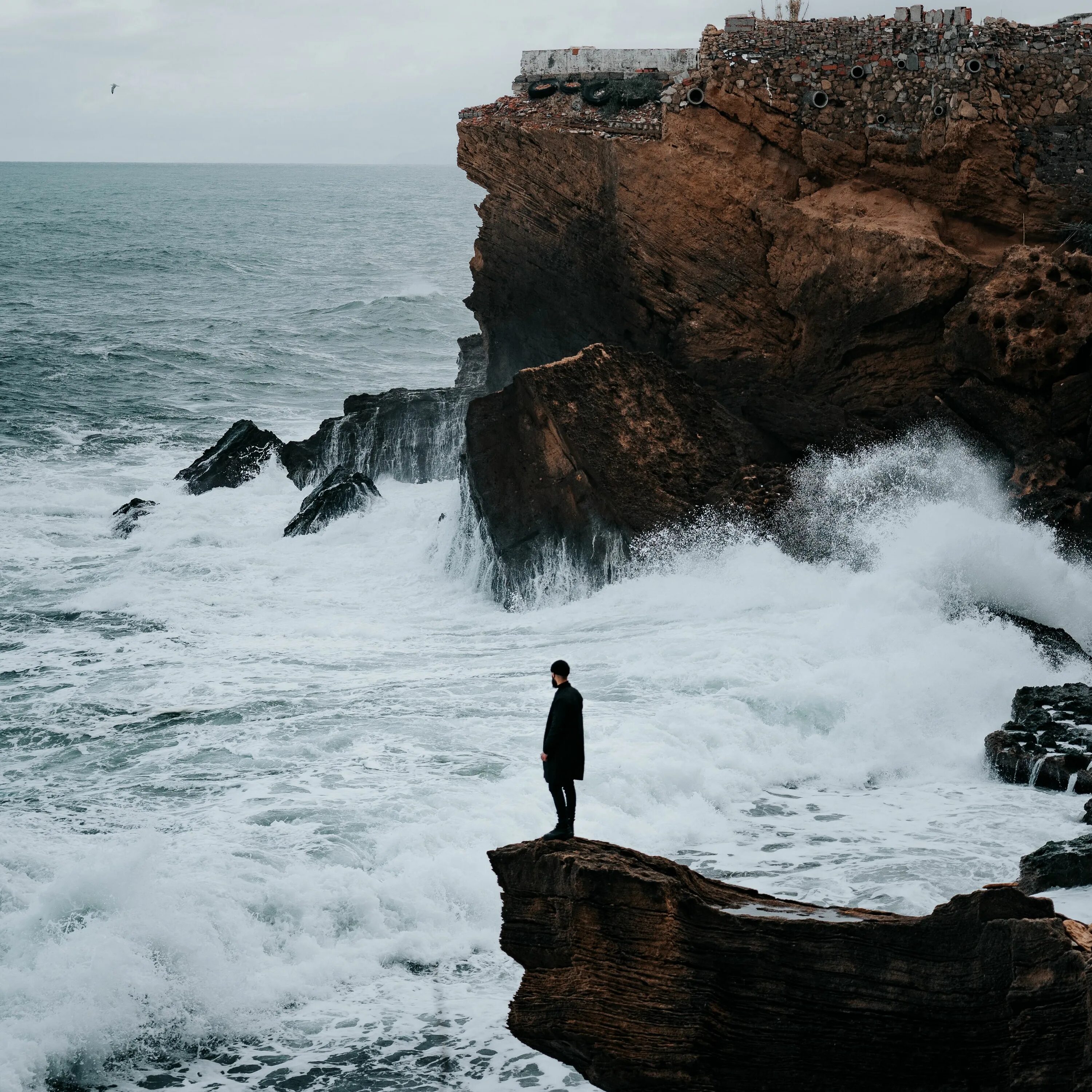 Я стану твоим океаном. Море скалы. Море со скалами. Человек на скале у моря. Море, скалы человек.