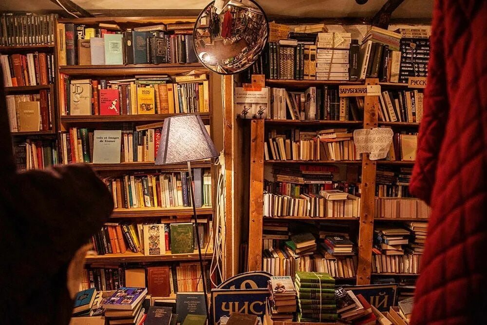 Небольшой книжный магазин. Книжный магазин внутри. Книжный магазин livraria lello. Красивый книжный магазин. Маршак книжный магазин.