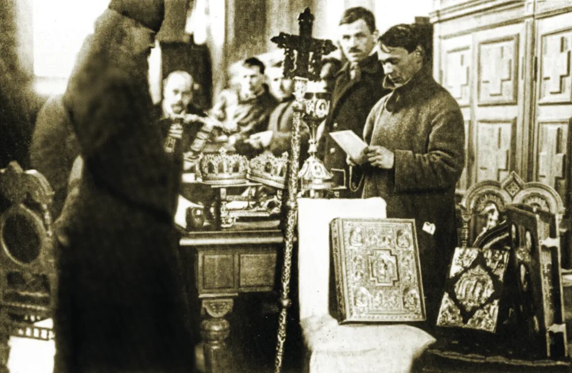 секуляризация монастырских земель 1764. конфискация церковных ценностей 1922. 1922 декрет о конфискации церковных ценностей. 1922 год изъятие церковных ценностей. изъятие церковных ценностей в 1922 в москве.