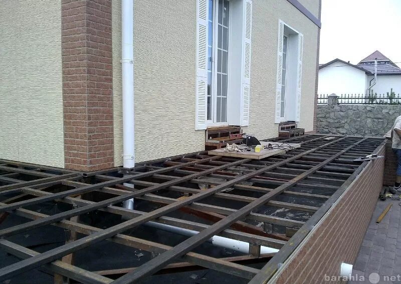 Каркас для дпк. Укладка террасной доски. Металлический каркас под террасу. Лаги для дпк террасной. Металлический каркас под террасную доску.