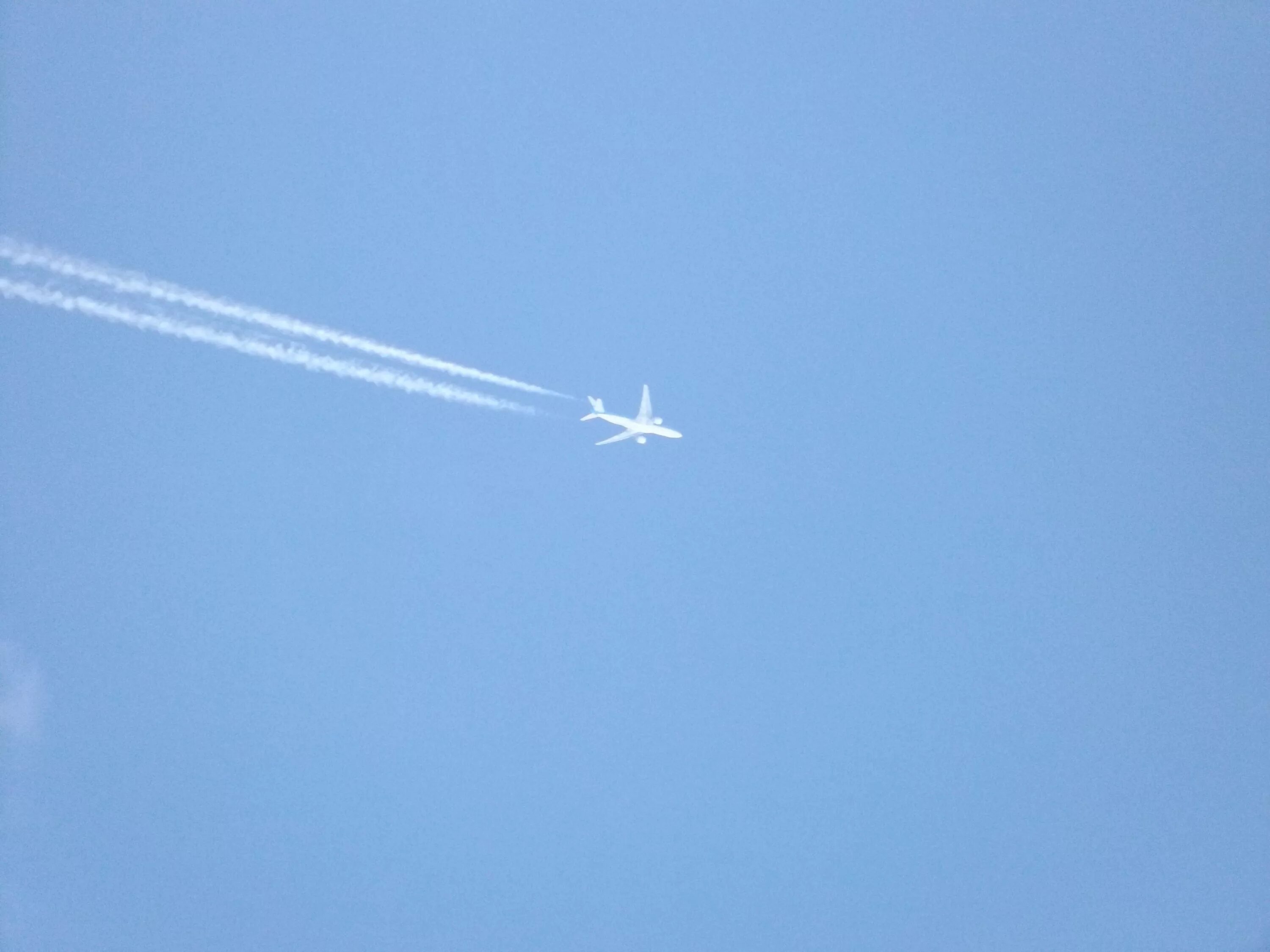 Самолет в небе. Cfvjktn DF yt,t. Самолет вдалеке. Самолет далеко в небе. За пролетающим самолетом видна темная полоса