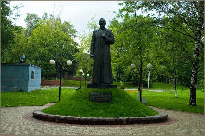 феликс дзержинский памятник в дзержинском московской области. памятник феликсу дзержинскому в дзержинске. памятники города дзержинский. дзержинский памятник дмитрия донского. памятники дзержинский московской области.