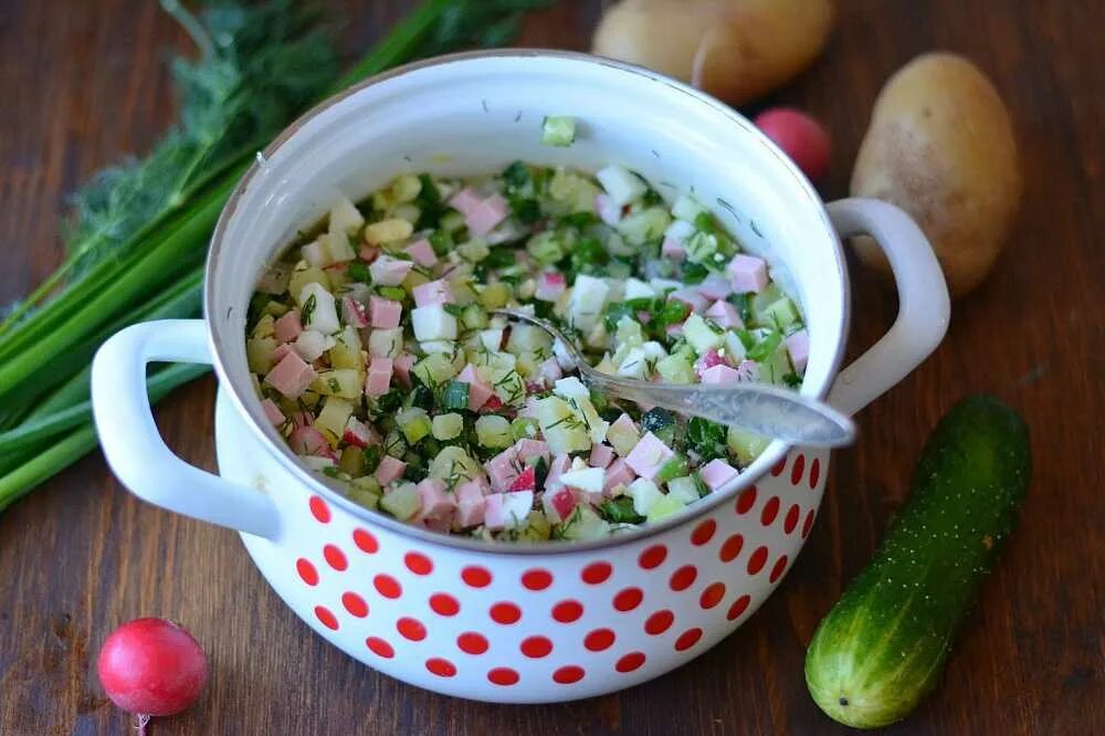 Как сделать вкусную окрошку. Окрошка на квасе. окрошка ингредиенты. классическая окрошка с колбасой. ингредиенты на окрошку окрошка ингредиенты.