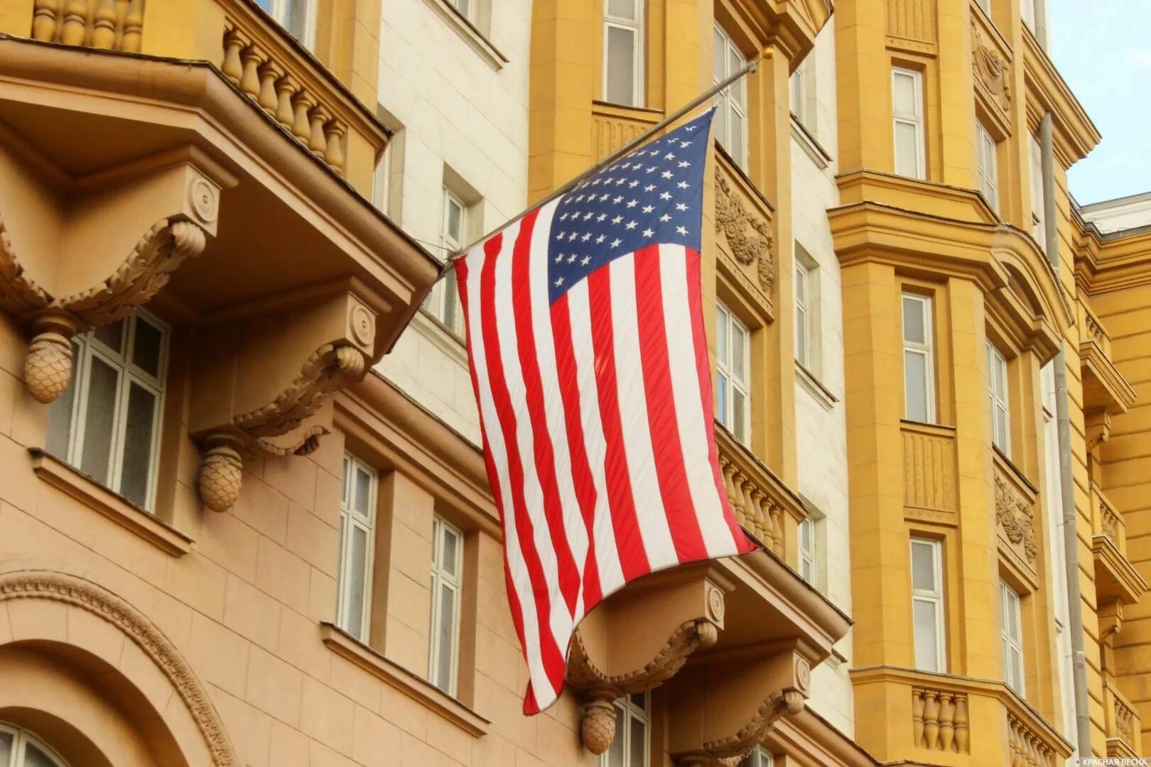 Здание посольства сша в москве. Посольство сша в белоруссии. Американское посольство в москве. Посольство штатов. Посольство штатов.