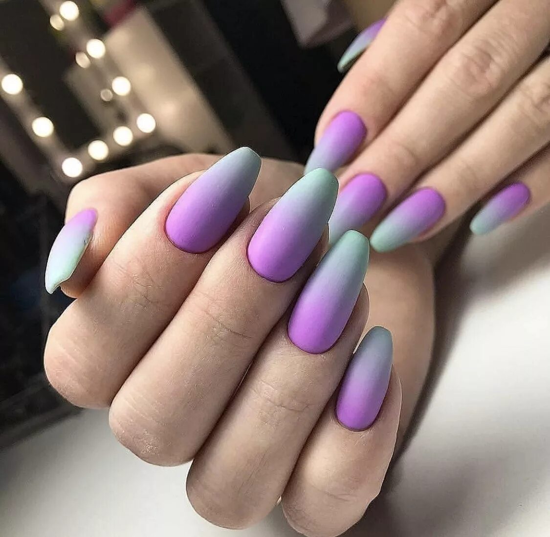 Дизайн ногтей амбре. Маникюр градиент 2022 матовый. Маникюр омбре. Маникюр фиолетовый с розовым. Красивый цвет ногтей.
