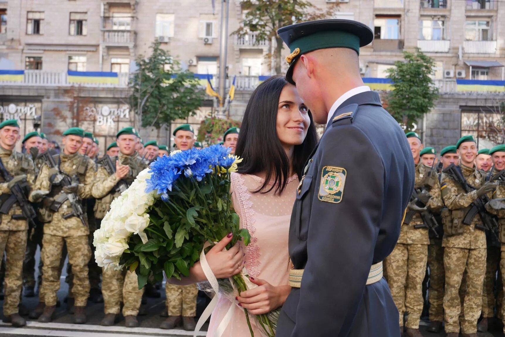Девушки на параде. Курсант сделал предложение на параде. Парад в твери 9 мая. Курсант сделал предложение на параде. Курсант сделал предложение на параде.