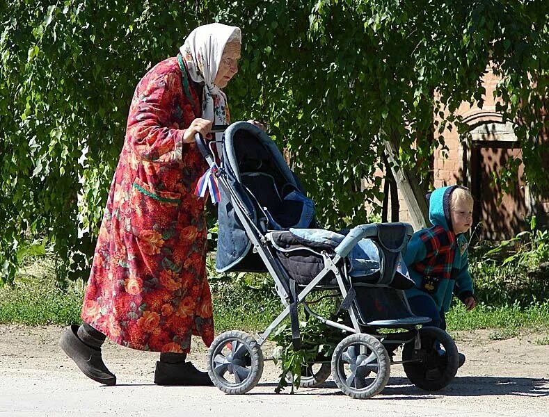 Бабуля в коляске. Бабуся с коляской. Старушка с детской коляской. Дедушка на коляске. Бабка внучка видео