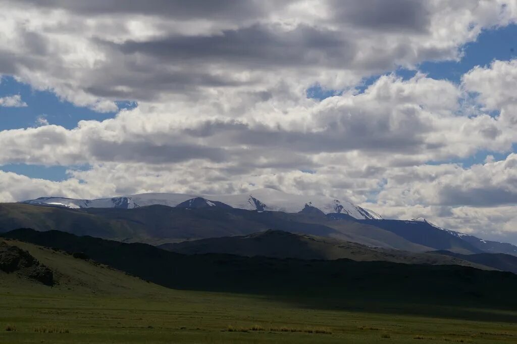 чуйская степь ночью. полка монгун тайга. высокая летняя гора а там небо алтая. горный алтай тучи. небо и горы алтай.