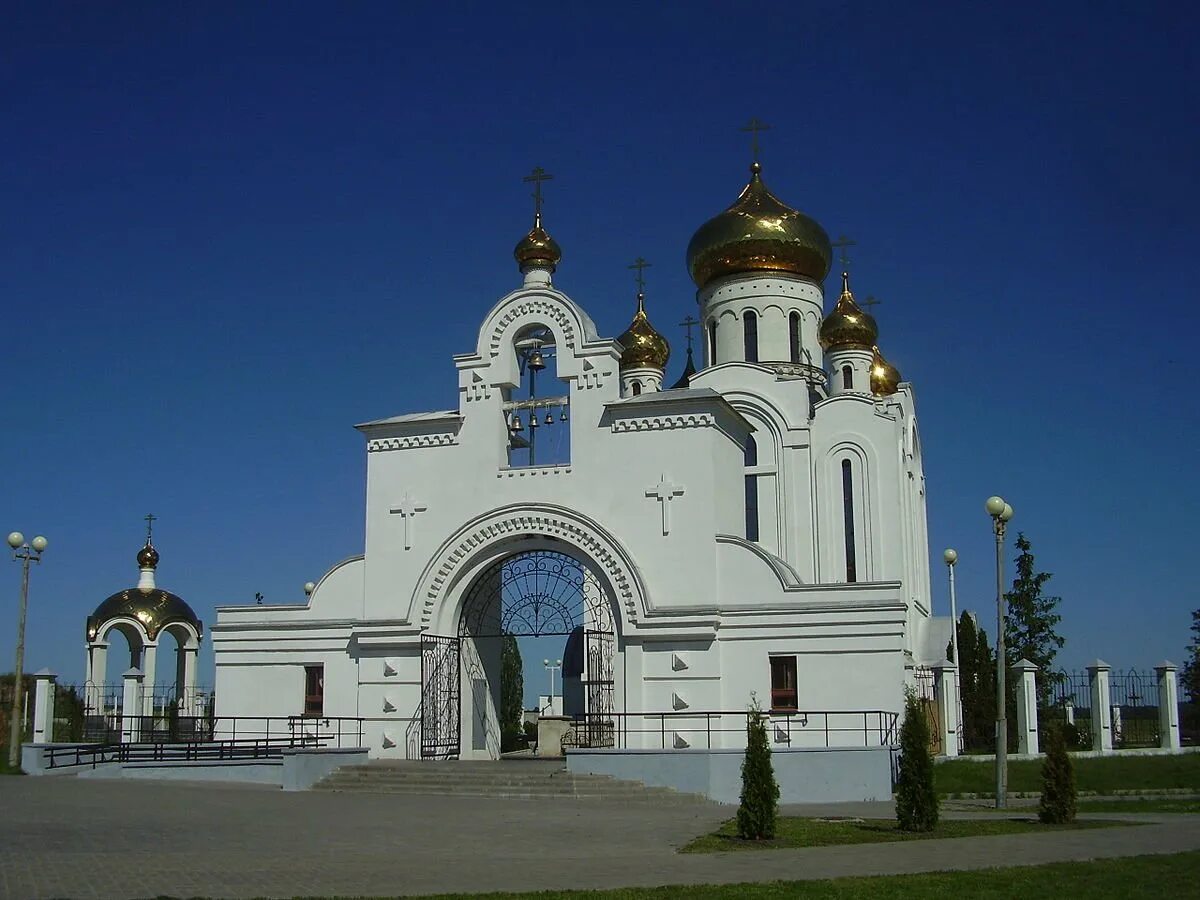 Старый оскол православный. Храм Рождества Христова старый Оскол. Белый храм старый Оскол. Рождественский храм старый Оскол. Храм Сергия Радонежского старый Оскол.