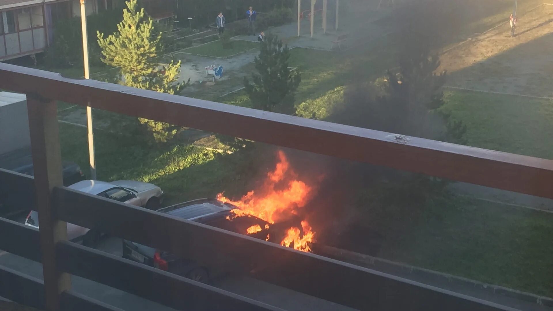 В челябинске сгорел. Пожар в Залесье Челябинск. Пожар в Залесье Челябинск сегодня. Залесье загорелся дом. Залесье Челябинск школа.